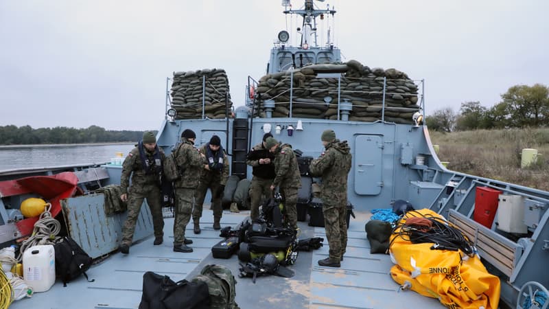 Les plongeurs de la marine polonaise préparent l'équipement pour désamorcer une bombe sous-marine de cinq tonnes datant de la Seconde Guerre mondiale.