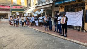 Une trentaine de personnes ont rendu hommage à un couple mort dans l'incendie d'un immeuble à Grasse.