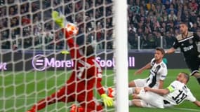 L'arrêt impressionnant de Wojciech Szczesny devant Hakim Ziyech.