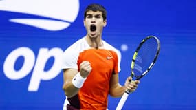 Carlos Alcaraz célèbre sa victoire contre Jannik Sinner à l'US Open 2022