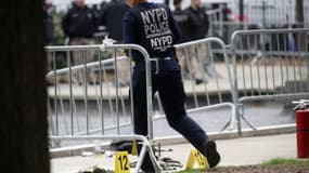 Une policière à New York à l'endroit où un homme a voulu s'immoler avant le procès de Donald Trump. 