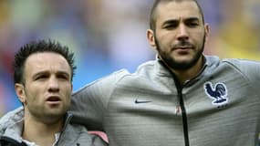 Les coéquipiers en Bleu Mathieu Valbuena (g) et Karim Benzema le 30 juin 2014 avant un France-Nigeria, au stade Mane Garrincha de Brasilia 