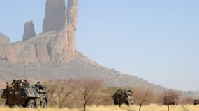 Des véhicules de l'armée française font route vers Gao, jeudi 7 février.