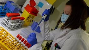 Une technicienne en laboratoire travaille sur des prélèvements de tests PCR au plateau technique de Chambray-les-Tours, le 30 octobre 2020