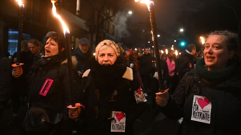 Des marches aux flambeaux à travers la France pour protester contre la réforme des retraites