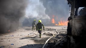 Des secouristes s'efforçant d'éteindre un incendie à la suite d'une attaque au missile dans un lieu non divulgué de la région d'Odessa, en Ukraine, le 26 août 2024. 