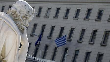 Le mécanisme d'aide financière à la Grèce devrait être déclenché dimanche par les ministres des Finances de la zone euro, selon plusieurs sources européennes. /Photo prise le 5 février 2010/REUTERS/Yiorgos Karahalis