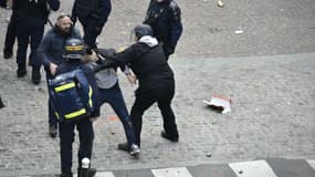 Alexandre Benalla place de la Contrescarpe le 1er mai.