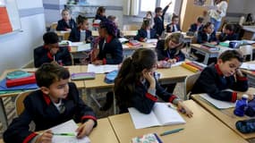 Des élèves en uniforme à l'école primaire du Château de la Chevaliere à Béziers, le 26 février 2024 (ILLUSTRATION)
