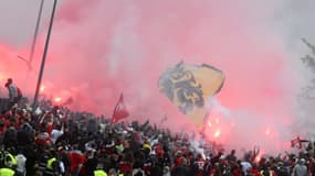 Des supporters lillois réunis devant le stade Pierre-Mauroy, le 16 mai 2021.