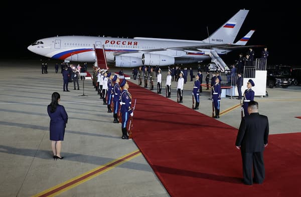 Le dirigeant nord-coréen Kim Jong Un attend le président russe Vladimir Poutine sur le tarmac à l'aéroport de Pyongyang, le 19 juin 2024.