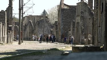 Des visiteurs arpentent les ruines d'Oradour-sur-Glane, en Haute-Vienne, mercredi.