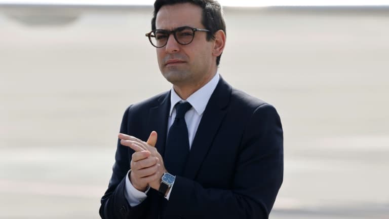 Le ministre français des Affaires étrangères Stéphane Séjourné arrive à l'aéroport de Jaipur, en Inde, le 25 janvier 2024