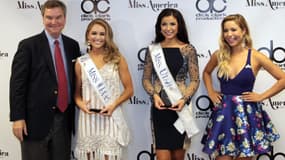 Sam Haskell, aux côtés de deux candidates au titre de Miss America 2018 et de Miss America 2015, en septembre 2017