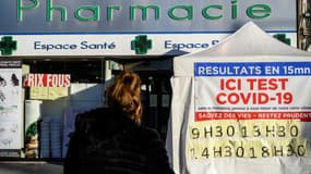 Devant une pharmacie qui pratique des tests Covid-19, au Perreux-sur-Marne, à l'est de Paris, le 18 novembre 2020 (Photo d'illustration)