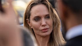 L’actrice et réalisatrice américaine Angelina Jolie inspecte le point de passage de Rafah, entre l’Égypte et la bande de Gaza, le 2 janvier 2026 à Rafah, en Égypte.
