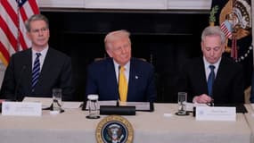 Donald Trump aux côtés du secrétaire au Trésor américain Scott Bessent et de David Sacks, lors du sommet sur les actifs numériques de la Maison Blanche, le 7 mars 2025.