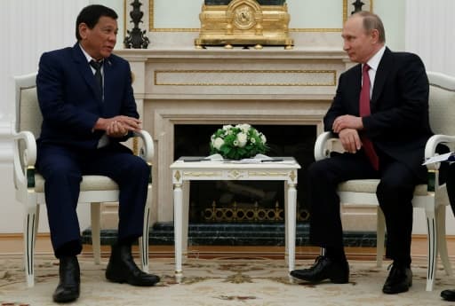 Le président russe Vladimir Poutine (D) avec le président philippin Rodrigo le 23 mai 2017 à Moscou Le président russe Vladimir Poutine (D) avec le président philippin Rodrigo le 23 mai 2017 à Moscou