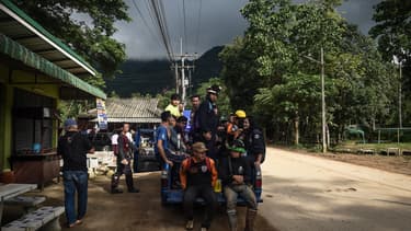 Des secours attendent près de la grotte Tham Luang en Thaïlande, où douze enfants et un adulte étaient coincés depuis plusieurs jours.