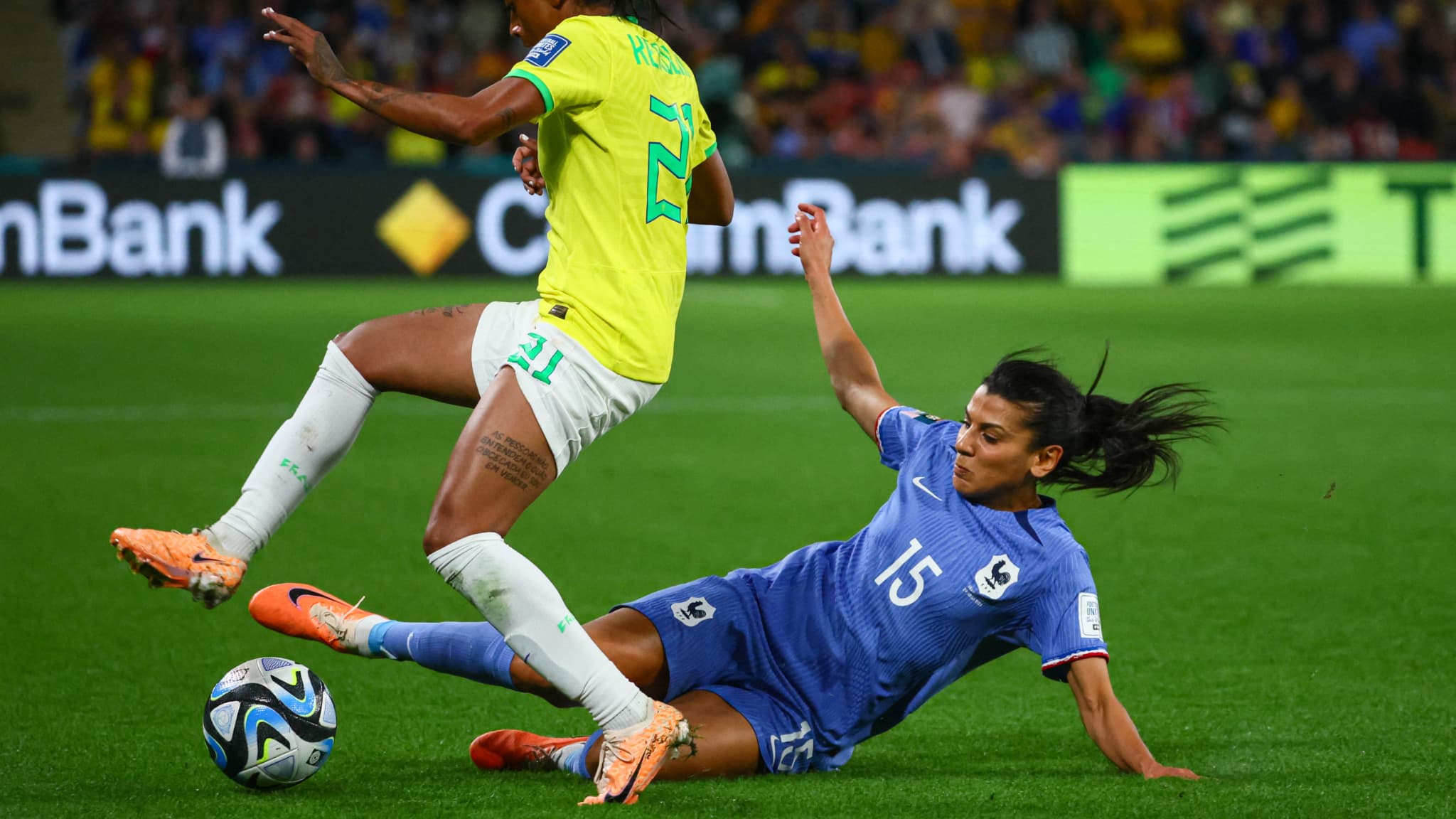 Kenza Dali tacle la milieu de terrain brésilienne Kerolin lors du match de football du groupe F de la Coupe du monde féminine 2023 entre la France et le Brésil au stade de Brisbane à Brisbane le 29 juillet 2023. Kenza Dali tacle la milieu de terrain brésilienne Kerolin lors du match de football du groupe F de la Coupe du monde féminine 2023 entre la France et le Brésil au stade de Brisbane à Brisbane le 29 juillet 2023.