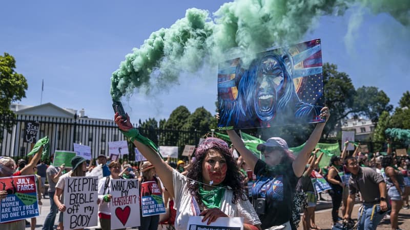 Des manifestantes pour l'avortement réunies devant la Maison Blanche en juillet 2022.