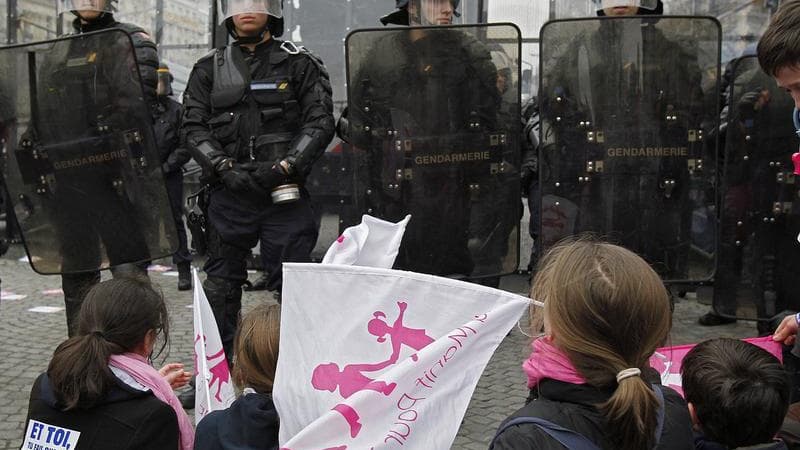 Quatre familles ont saisi le Défenseur des droits pour protester contre l'attitude des forces de l'ordre lors de la manifestation des opposants au mariage homosexuel qui s'est tenue dimanche dernier à Paris. /Photo prise le 24 mars 2013/REUTERS/Mal Langsd