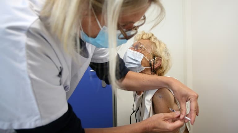 Vaccination contre le Covid-19 dans un "vacci-bus" à Ajaccio, en Corse, le 28 avril 2021