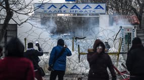 Affrontements entre la police grecque et des migrants à la frontière, à Edirne en Turquie, le 29 février 
