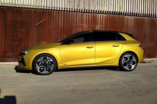 Cette Opel Astra partage sa plateforme avec les Peugeot 308 et DS4, de quoi réaliser des économies d'échelle pour le groupe Stellantis.