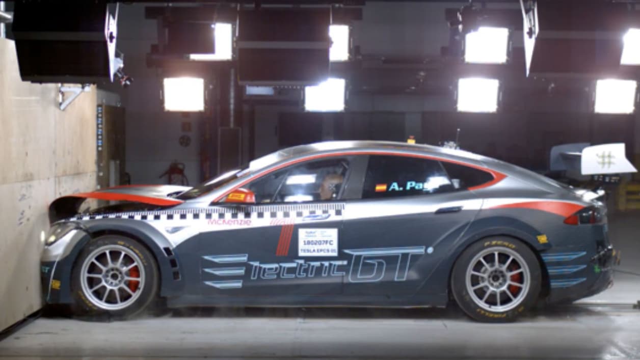 La Tesla EGT a réussi l'épreuve du crash-test. La Tesla EGT a réussi l'épreuve du crash-test.
