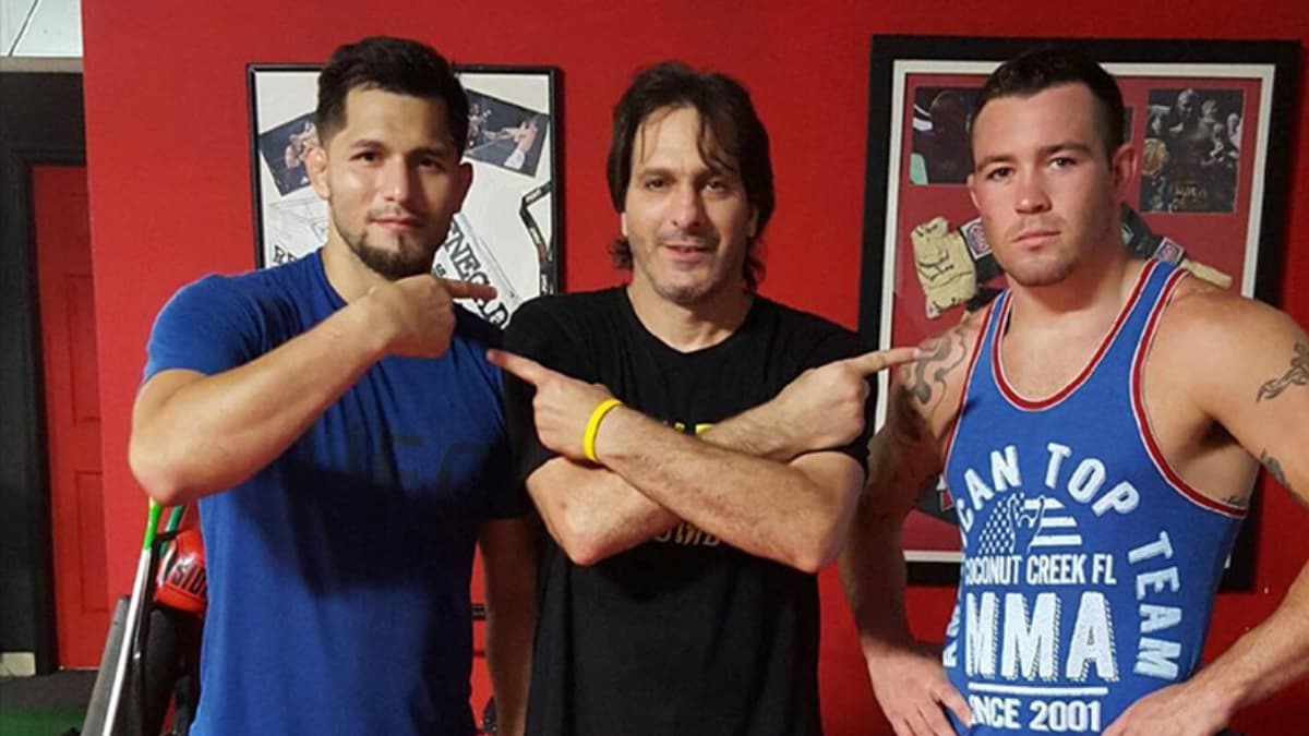 Jorge Masvidal (à gauche) et Colby Covington entourent Paulino Hernandez, leur coach de striking chez American Top Team Jorge Masvidal (à gauche) et Colby Covington entourent Paulino Hernandez, leur coach de striking chez American Top Team