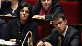 La ministre du Travail Myriam El Khomri et le Premier ministre Manuel Valls lors des questions au gouvernement le 30 mars 2016 à l'Assemblée nationale à Paris