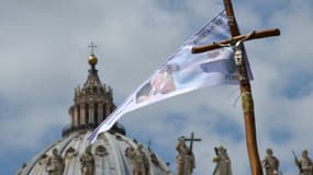 La croix de Saint-Peter Square au Vatican la veille de la canonisation du pape Jean-Paul II (Photo d'illustration).