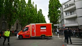 Un véhicule de premiers secours arrive au lycée Notre-Dame de Toutes-Aides après une attaque au couteau, à Nantes, le 24 avril 2025.