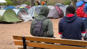 Des migrants au square Béguin, à Lyon