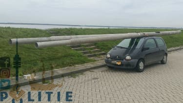 Cet automobiliste avait chargé sur le toit de sa Renault Twingo les 2 poteaux de lampadaires qu'il avait dérobés.