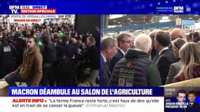 Mouvements de foules, tensions, sifflets... Le climat est tendu dans les allées du Salon alors que le Président échange avec certains producteurs 