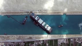 Image satellite diffusée le 28 mars 2021 par Maxar Technologies du porte-conteneurs Ever Given bloquant le canal de Suez