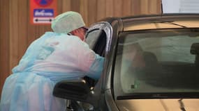 Virus: en Belgique, un "drive-in" pour se faire tester dans sa voiture