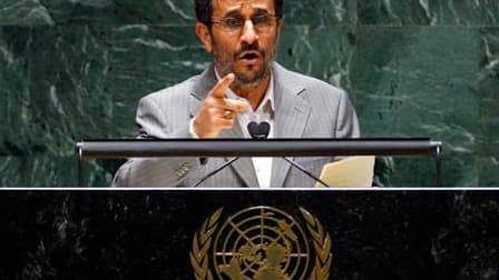 S'exprimant à l'ouverture d'une conférence des 189 signataires du Traité de non-prolifération nucléaire (TNP), le président iranien Mahmoud Ahmadinejad a réclamé lundi des sanctions contre tous les pays qui menacent de se servir de l'arme atomique, allusi