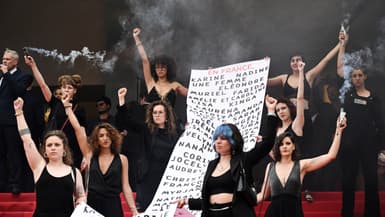 Une immense banderole avec le nom de victimes de féminicides en France a été déployée ce dimanche 22 mai sur le tapis rouge cannois.