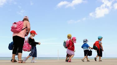 Des enfants et leur moniteur sur la place de Bray-Dunes en juillet 2013 (image d'illustration)