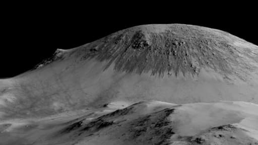 Image fournie par la NASA le 27 septembre 2015, montrant des trainées pouvant avoir été formées par de l'eau coulant sur Mars Image fournie par la NASA le 27 septembre 2015, montrant des trainées pouvant avoir été formées par de l'eau coulant sur Mars