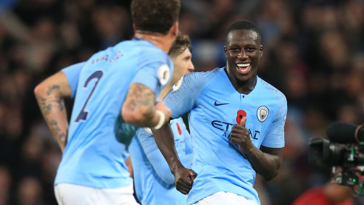 Kyle Walker (de dos) et Benjamin Mendy à Manchester City