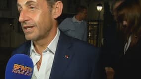 Nicolas Sarkozy, vendredi soir, et sa femme Carla Bruni en arrière-plan.