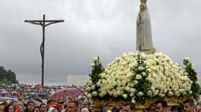 La statue Notre-Dame-de-Fatima portée lors des cérémonies, au sanctuaire de Fatima, le 13 mai 2016 au Portugal