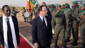 François Hollande accompagné du président malien Dioncounda Traoré, lors de sa visite au Mali le 2 février dernier.