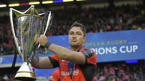 L'international anglais d'origine sud-africaine Brad Barritt soulevant la Champions Cup avec les Saracens