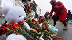 Des fleurs déposées devant le Crocus City Hall après une attaque meurtrière, près de Moscou, en Russie, le 23 mars 2024