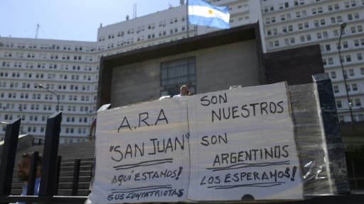 Des pancartes fixées sur les grilles du siège de la Marine argentine à Buenos Aires le 23 novembre 2017. Des pancartes fixées sur les grilles du siège de la Marine argentine à Buenos Aires le 23 novembre 2017.